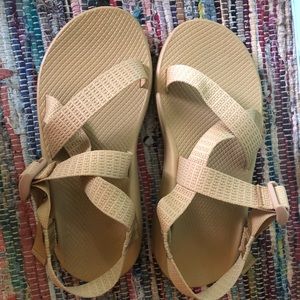 *new* Chromatic chacos “curry” men’s 9 women 11